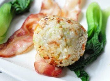 step11: 用培根將好米球輕輕擾著包覆