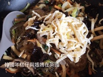 step15: 最後加入蛋絲拌勻，即成。