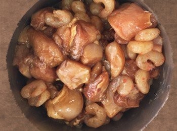 step3: 使用醃料將雞肉及蒟蒻蝦仁醃製約5分鐘。