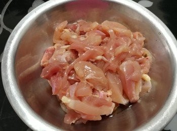 step3: 雞髀肉切絲， 用兩茶匙魚露醃30分鐘;  <span class="group_3">汁料</span>調勻備用