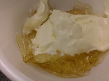 step7: 魚膠片軟化後攞兩三湯匙榴槤芝士cream,用熱水座熱方法溶化魚膠片。