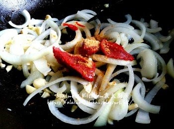 step9: 燒紅鑊加入蒜粒及洋蔥爆香 , 再加入茄膏 , 少許鹽及黃糖調味
