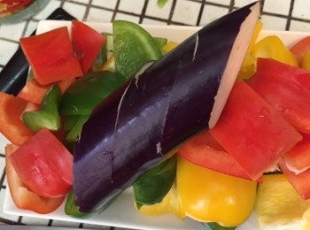 step2: 2)加入水及牛奶煮滾轉中火再煮15分鐘