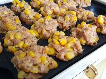 step4: 鍋上掃上少許油，加入適量魚肉漿。