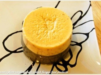 step3: 將黑木耳雪綿酪直接橫切成半，最後再取其下層部分堆疊在一起。