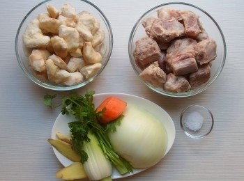 step1: 準備材料。先將排骨汆燙後備用。