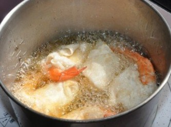 step5: 將包覆餛飩皮的鮮蝦放入油鍋中炸至金黃撈起略瀝油