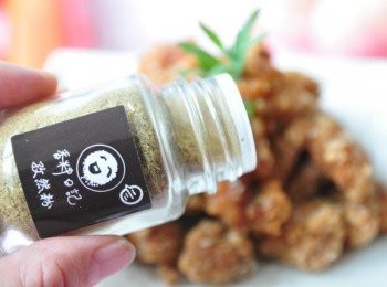 step3: 接著在將醃漬後的雞丁沾裹地瓜粉，放入油鍋炸至金黃即可起鍋瀝油，擺盤後再灑些孜然粉~