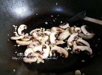 step5: 燒紅鑊 , 將蒜蓉及白蘑菇拌勻炒至有香味