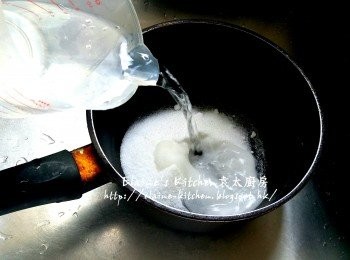 step11: 期間整白色版 , 將白糖放入煲內 , 加1 1/2杯水拌勻 , 用慢火慢慢煮至糖溶