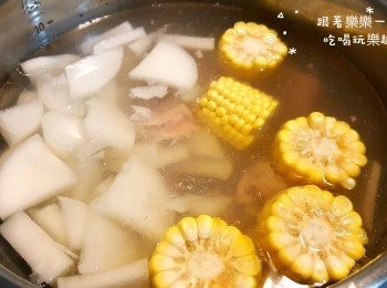 step2: 水沸騰後轉至小火，放入玉米、排骨、蘿蔔等材料後再轉大火開始煮到滾燙，再轉中火慢煮到熟就可以囉！
