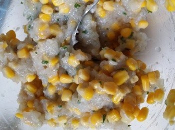 step1: 蝦仁洗淨。
红葱頭切碎。
蝦仁加入青葱及红葱碎，蒜鹽放入攪拌機攪爛成膠。