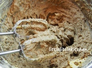 step1: 雞蛋分開蛋黃和蛋白，另用大碗把牛油打至軟身，分 3 次加入黑糖打勻