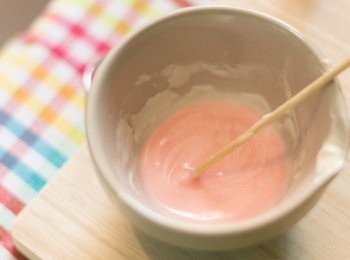 step7: 朱古力包綿花糖做法：溶化免調溫朱古力，加數滴菜油拌勻