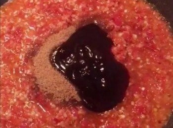 step12: 倒入糖、鹽和醬油膏拌勻。