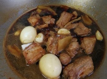 step4: 將鎮江醋，甜醋，水倒入，蓋過一字骨後放入雞蛋一起炆25分鐘左右即可