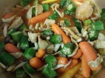 step5: 將餘下的材料加入，滾後轉小火煮15-20分鐘。