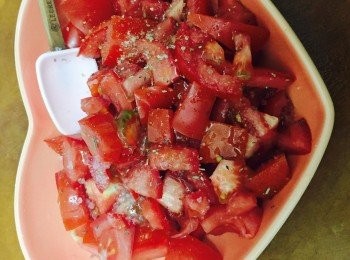 step1: 蕃茄切粒加入所有調味料及欖油拌勻