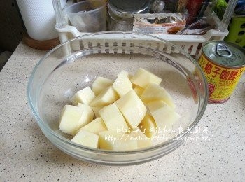 step5: 炆牛腩牛筋期間將薯仔去皮切件