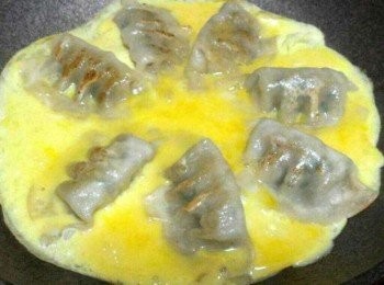 step4: 雞蛋拌勻, 待餃子皮完全變色, 透出涵料顏色, 落蛋液。