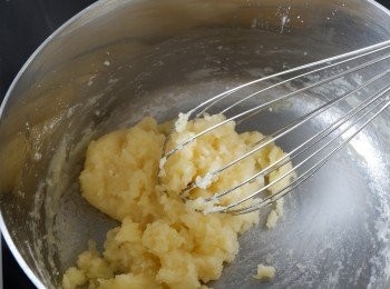 step10: 滾起後熄火，倒入麵粉，用木匙攪拌勻,再用中小火加熱，攪拌約5分鐘(麵團約80度)