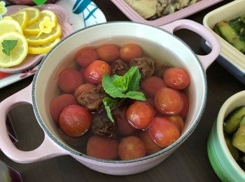 step4: 加入去皮蕃茄在較深的容器或食物盒內，注入汁料，冷藏後味更佳，即成。