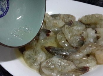 step7: 將腌好的蝦肉，沾上蛋白，再沾上一層薄薄的生粉