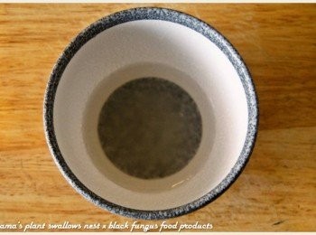 step3: 寒天粉先用白開水稍微拌勻後，再倒入鍋中加熱。