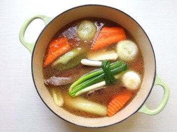 step4: 加入洋蔥及胡蘿蔔和西洋芹,月桂葉及黑胡椒粒,青蔥綁成束狀一起放入,注入適量的牛骨高湯(高湯超過<span class="group_1">食材</span>約5cm即可。