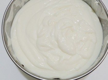 step10: 再將剩下的白色的奶油乳酪全都倒進這模子裡