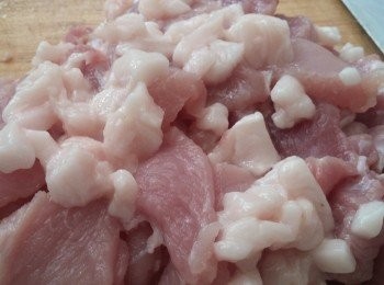 step1: 先煲熟雞蛋去殼備用。
豬肉可以自己親手硺豬肉或買現成免治都可以的,如自己硺先將肥的部份切細粒分佈在豬肉唔同位置,然後努力硺成免治加入<span class="group_2">豬肉醃料</span>備用。