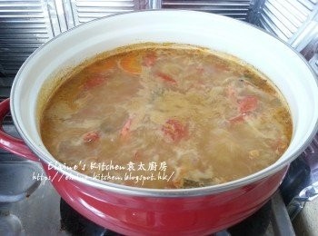 step5: 15分鐘後將蝦肉加入湯中 , 轉中火煮5分鐘至蝦肉熟透