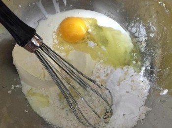 step3: Cream Cheese和鮮奶油微波爐加熱30秒（可省略），接著把剩下材料全部放進大碗裡拌勻成起士餡，攪拌到光滑沒有顆粒為止