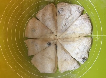 step5: 由於我老公鍾意一個個麵包食，所以我將粉團分成8份。