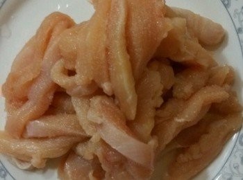 step2: 然後加入<span class="group_2">醃料</span>醃製半小時。