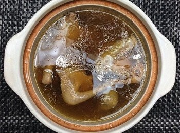 step1: 鴿子請人處理好之後，開水鍋，熱水焯一下，去除浮油，血沫，髒東西。然後全部<span class="group_1">食材</span>放入燉鍋，燉煮3小時，下鹽調味。