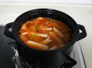 step7: 加入年糕條，多少自行決定，等煮開