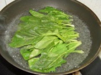 step3: 菠菜焯水。