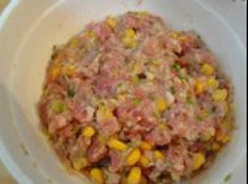 step7: 加入適量鹽、胡椒粉、雞精、香油攪拌均勻成餡備用。