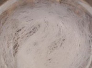 step2: 粉絲用一點溫水泡軟，再用剪刀剪一下待用