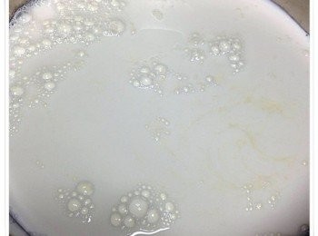 step1: 取一鍋，將檸檬汁與全脂鮮奶加入混合