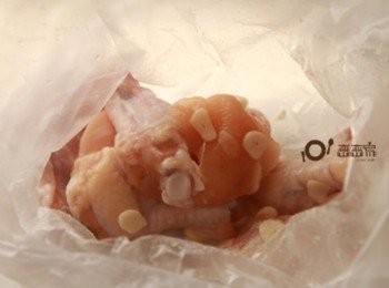 step1: 小雞腿用牙籤稍微戳一下方便醃料入味，倒入米酒、蒜片、鹽醃約30分鐘。