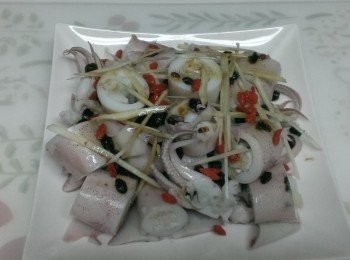 step2: 將切好的中卷放入盤中，再放上豆豉、枸杞、薑絲，淋上醬油、香油，蒸約15~20分即可。