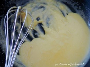 step4: 在锅里，以小火煮热牛奶，至到有小气泡。然后逐渐将热奶倒入蛋黄面糊，拌匀。再次以低火加热它们至浓稠即可。