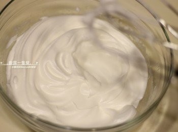 step8: 2顆蛋白打至起泡，分三次加入細砂糖，打至硬性發泡→此為蛋白糊。