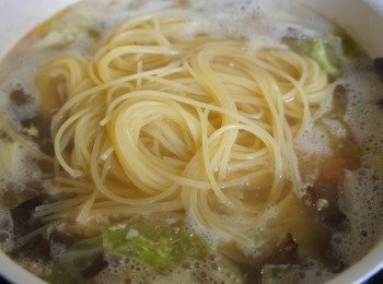 step13: 最後，把麵條撈至炒鍋裡，和配料一起煨煮，吸收炒鍋裡的湯汁精華，麵條熟透即可起鍋