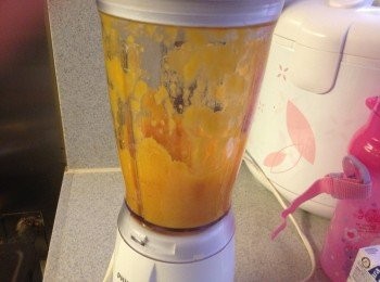 step5: 2個芒果去皮起肉, 放入攪拌機攪成芒果蓉, 加入淡奶攪勻