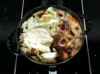 step10: 加入剛才先煮好的燒酒蝦中藥材湯頭及高麗菜煮滾。