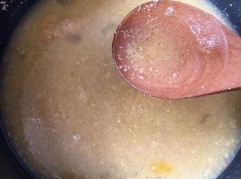 step1: 熱鍋加入油份，熄火。加進燕麥奶、糖、鹽和雞蛋拌勻。加入乾酵母拌勻，靜止1分鐘。