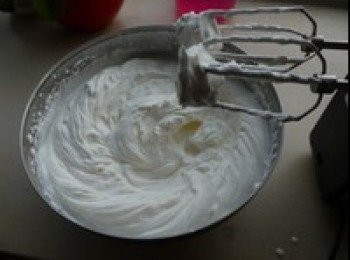 step6: 打發超過5分鐘後，已經很硬了，這個是打發的極限，再打就要油水分離了。